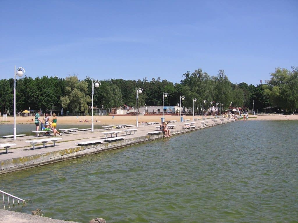 Skorzęcin - ein Ferienzentrum am Niedzięgielsee. Autor: Pawelbalaga, CCBY 3.0 Lizenz